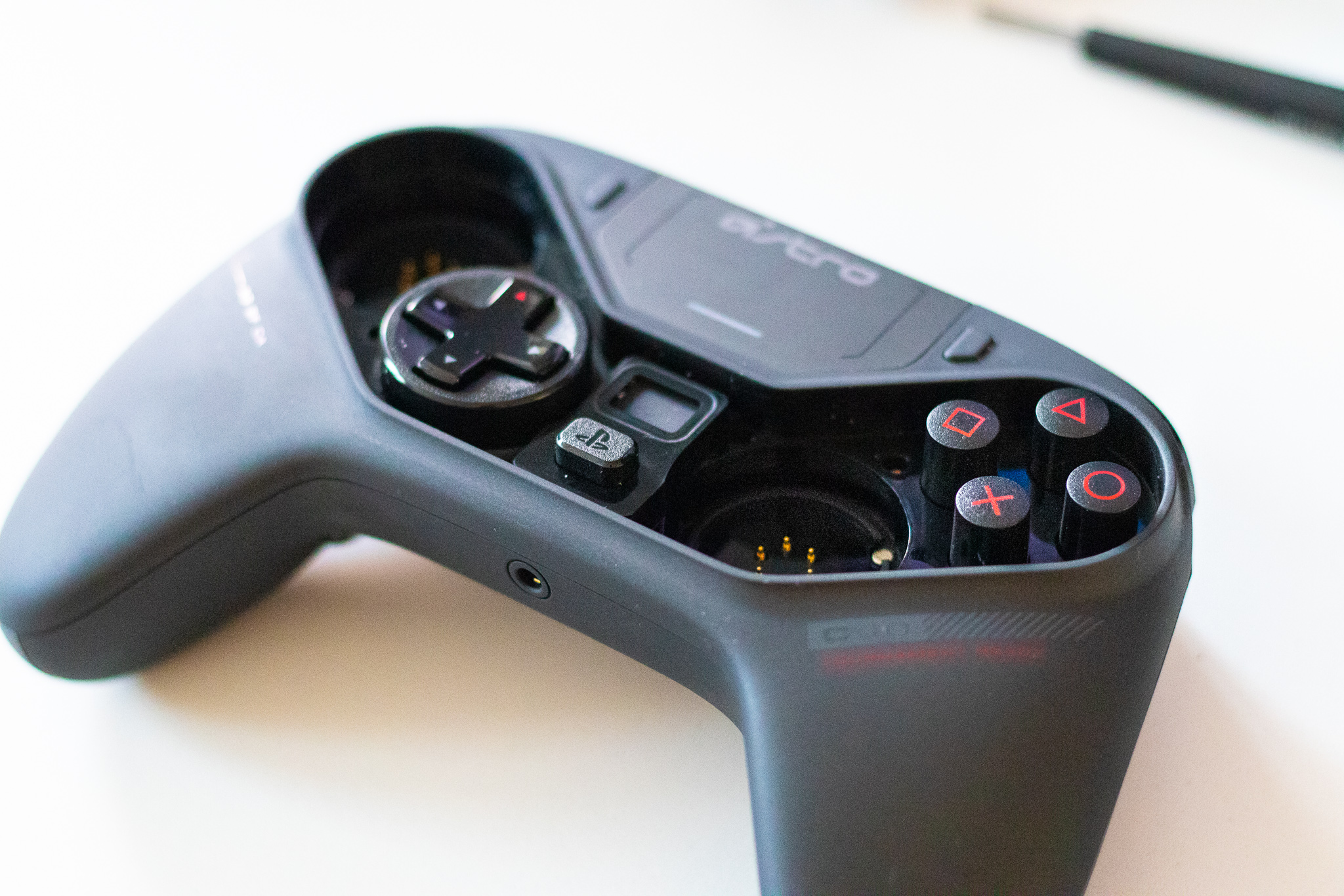Pengaturan analog dari PlayStation atau Xbox? Kontroler Astro C40 TR menawarkan kedua pengaturan ini - tinjauan 11