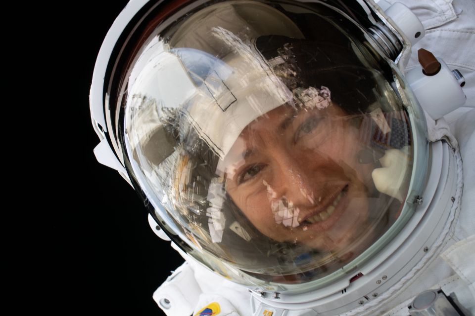 NASA membawa Christina Koch kembali ke Bumi setelah catatan ruang angkasa