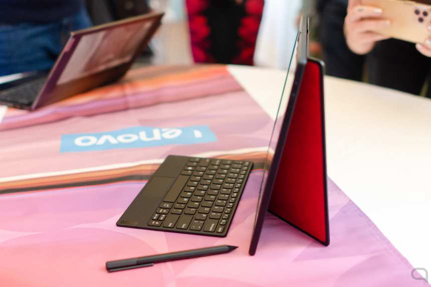 Lenovo ThinkPad X1 Fold Mở với chân đế