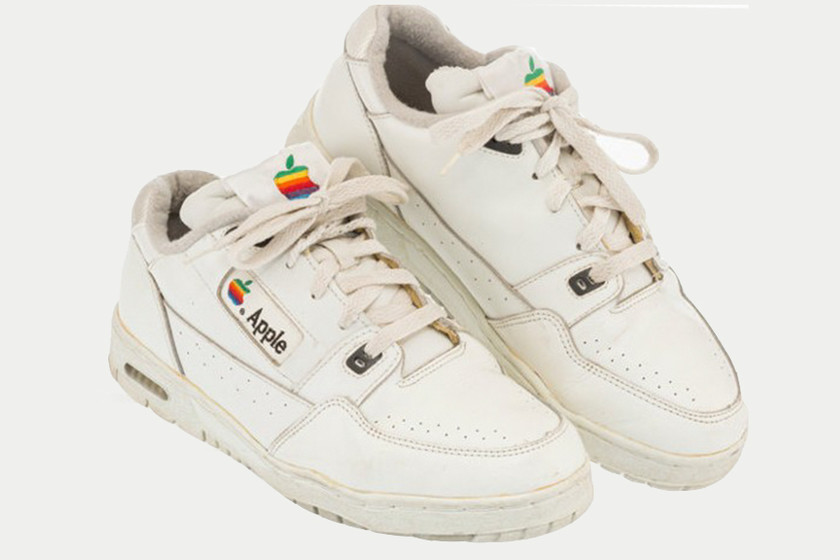 Mereka memasang sepatu olahraga penjualan yang dirancang untuk karyawan Apple dari tahun 90-an