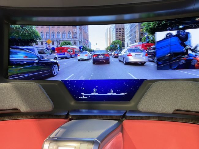 Layar OLED dari mobil otonom dapat menampilkan seri, film dan juga area eksternal itu sendiri berkat sistem augmented reality (Foto: Reproduksi)