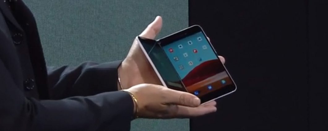 Surface Duo: penasaran ingin melihatnya di tempat kerja? (VIDEO)