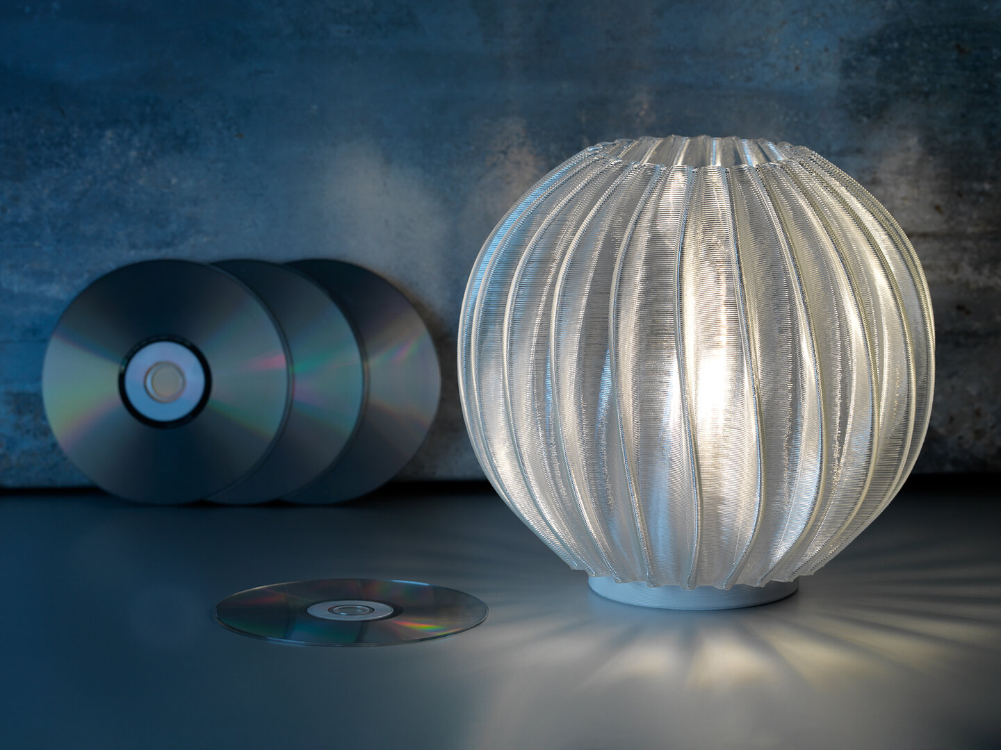 Lampu meja LED Philips terbuat dari CD bekas