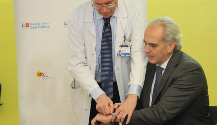 Image Dr. Cobos, dari Madrid, melakukan elektrokardiogram dengan Apple Watch