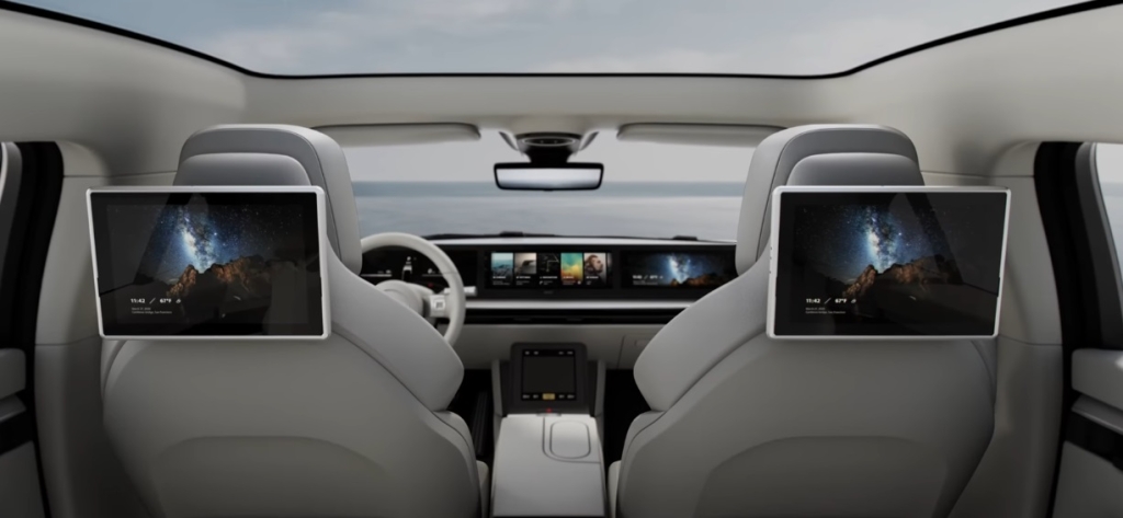 Interior kendaraan terdiri dari layar besar dan dua di belakang