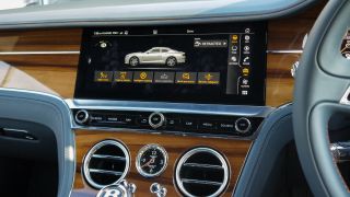 Bạn có thể kiểm soát các cài đặt xe khác nhau từ màn hình cảm ứng