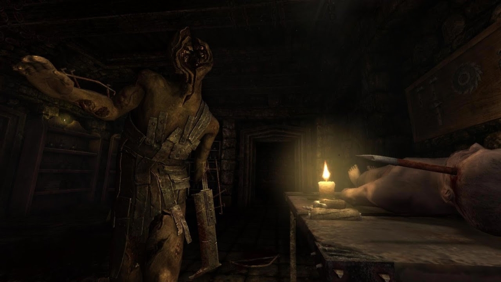 Màn hình của trò chơi Amnesia, một trong những trò chơi độc lập trong danh sách, với những con quái vật đối mặt nhau đi trong một căn phòng chỉ được thắp sáng bằng nến.