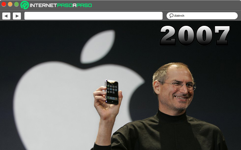 2007 - Presentasi iPhone, ponsel baru dari Apple Selama tahun 2007, perusahaan yang didirikan oleh Jobs dan Wozniak ini menandai tonggak baru dalam sejarah teknologi dengan menghadirkan ponsel baru bernama "iPhone" dan, sejak itu, menjadi perangkat paling terkenal dari Apple. Yang dipresentasikan kepada publik di San Francisco - Amerika Serikat, selama pameran MacWorld Conference oleh Steve Jobs sendiri. Penting untuk digarisbawahi bahwa, model iPhone pertama yang diluncurkan di pasar adalah "3G" dan dalam versi pertamanya, perangkat seluler ini menjalankan pengurangan versi Mac OS X, seperti Mail dan Safari. Terlepas dari ini, selama 2007, Apple juga mengumumkan sistem operasi OS X 10.5 Leopard