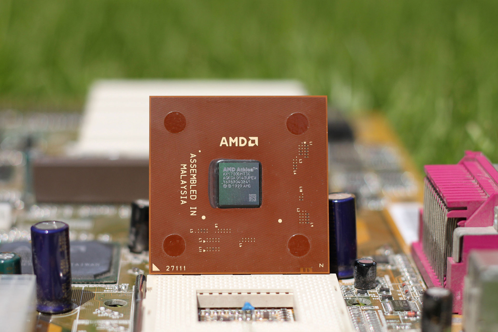 Half-Life 2 meminta CPU dengan setidaknya 1,4 GHz seperti AMD Athlon XP 1700+ ini