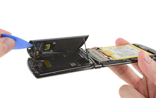 Motorola Razr baru saja mendapatkan skor repairability 1 dari iFixit