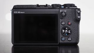 Canon EOS M6 Mark II имеет функцию переключения между ручной и автоматической фокусировкой