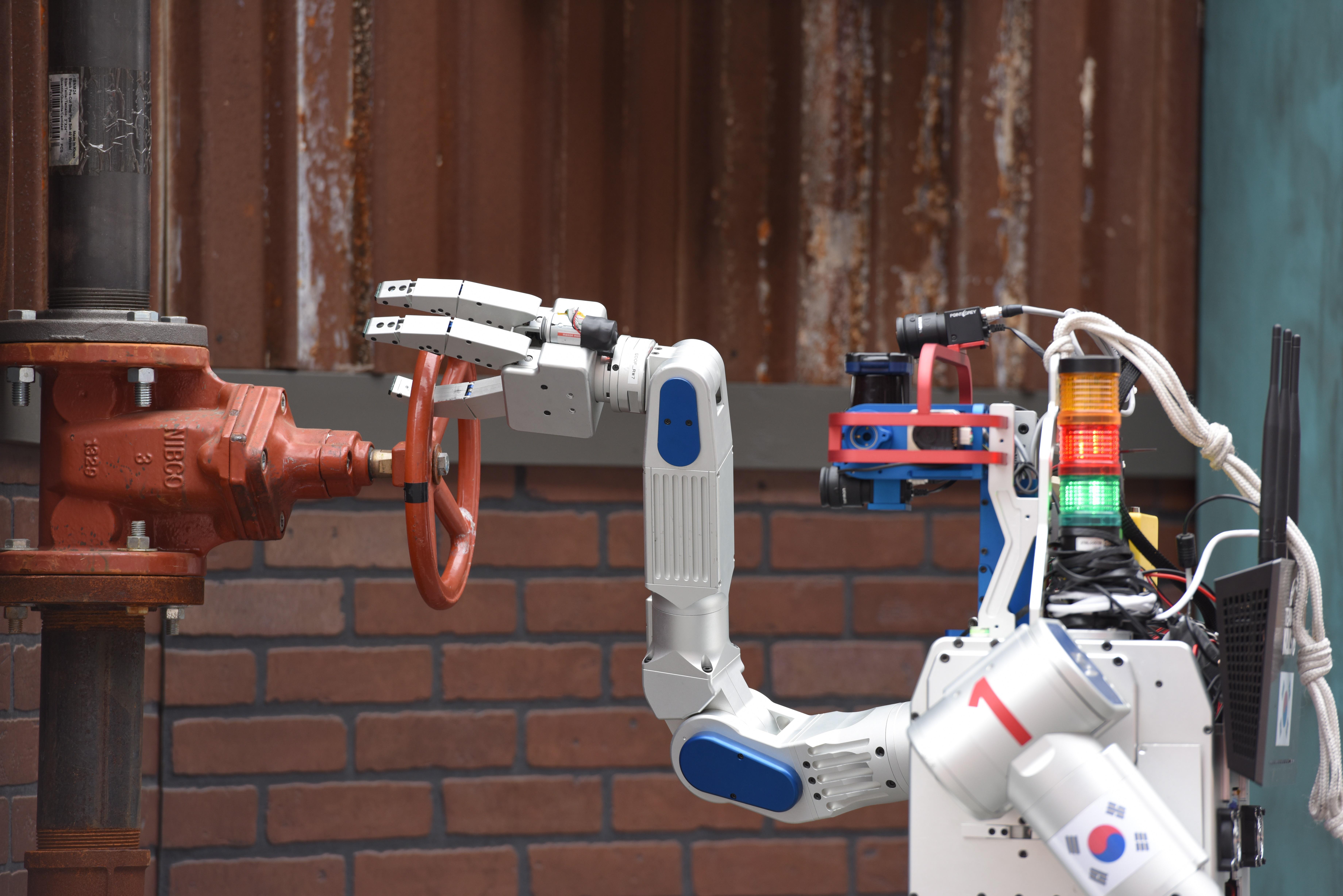  Robot yang dirancang untuk bantuan kemanusiaan diletakkan pada langkahnya pada tahun 2015