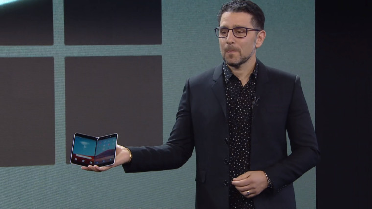 Video menunjukkan Surface Duo dari Microsoft digunakan di depan umum