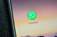 Biểu tượng ứng dụng WhatsApp được đóng trên điện thoại thông minh.