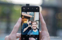 OnePlus 7 Pro mengambil selfie
