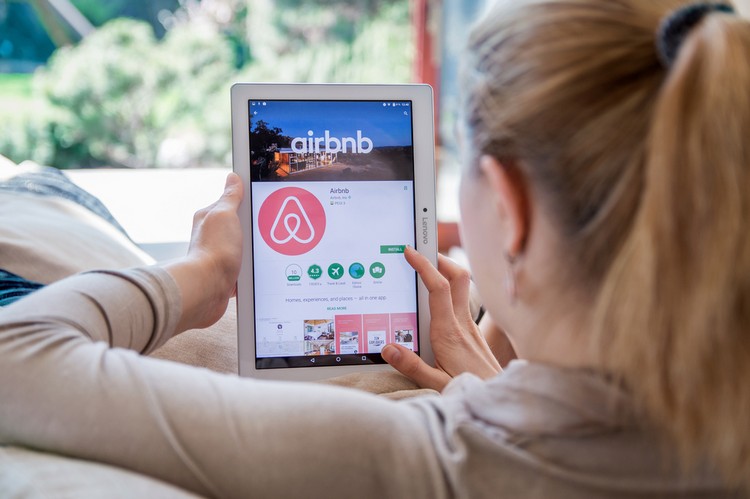Airbnb Menggunakan AI Diaktifkan "Perangkat Lunak Analisis Trait" Untuk Pemeriksaan Latar Belakang Pengguna