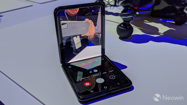 Tangan dengan smartphone lipat baru Samsung, the Galaxy Z Balik 3