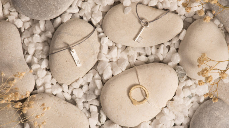 Hadiah V-Hari Sempurna, Desainer NoWa Membuat Perhiasan Berkelanjutan Menggunakan Ponsel Cerdas Tua