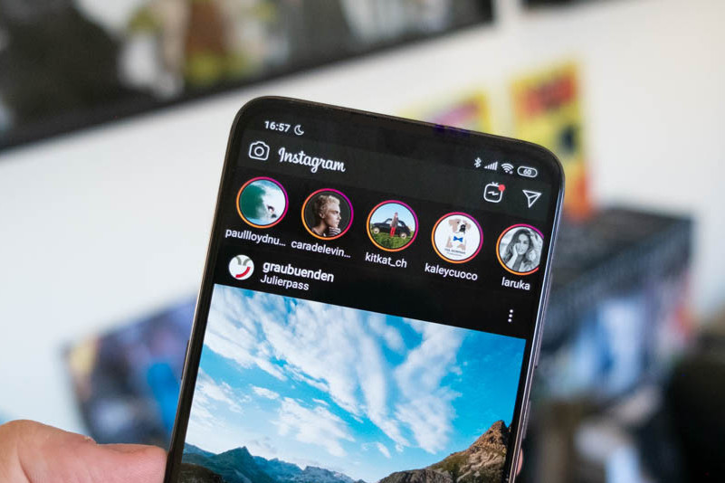 Instagram akan memungkinkan Anda untuk mengubah nama kontak Anda dan menyimpan foto yang diambil dengan kamera