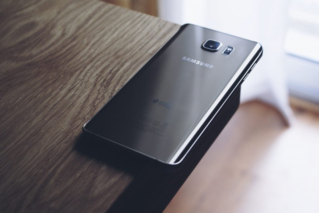 Mengapa Samsung akan berhenti memproduksi teleponnya di Cina?