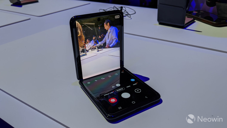 Tangan dengan smartphone lipat baru Samsung, the Galaxy Z Balik
