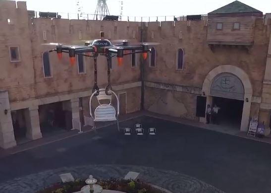  Drone dapat dilihat memetik kursi logam dari tanah dan membawanya ke cakrawala
