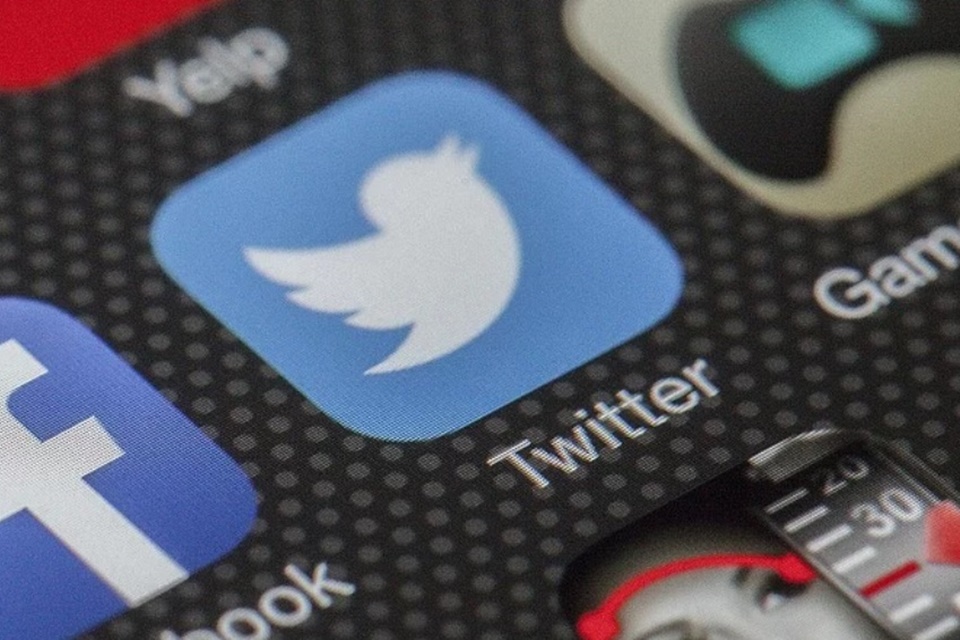 Twitter memfasilitasi utas dengan pos lama dan menguji pengecekan fakta baru